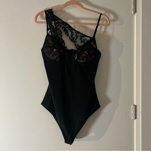 BLACK BODYSUIT WITH ASYMMETRIC LACE DETAILING, SIZE SMALL